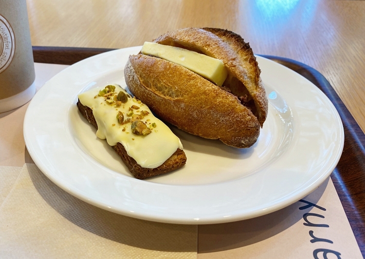デニッシュにホワイトチョコレートをかけたスイーツ（左）と、あんことバターを挟んだパン（右）